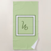 Elegantes dunkelgrünes Rahmen-Script-Monogramm Strandtuch (Vorderseite)