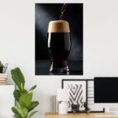 Elegantes Dunkles Bier in Tulip Glass Poster (Heimbüro)