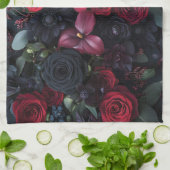 Elegantes dunkles Blumenarrangement mit Rose Geschirrtuch (Gefaltet)