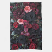 Elegantes dunkles Blumenarrangement mit Rose Geschirrtuch (Vertikal)