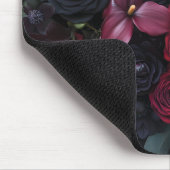 Elegantes dunkles Blumenarrangement mit Rose Mousepad (Ecke)