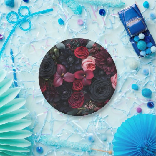 Elegantes dunkles Blumenarrangement mit Rose Pappteller (Party)