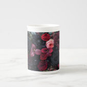 Elegantes dunkles Blumenarrangement mit Rose Porzellantasse (Vorderseite)