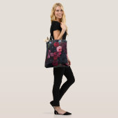 Elegantes dunkles Blumenarrangement mit Rose Tasche (Am Model)