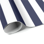 Elegantes dunkles Navy Blau und Weiß Streifen Must Geschenkpapier (Rolleneckpunkt)