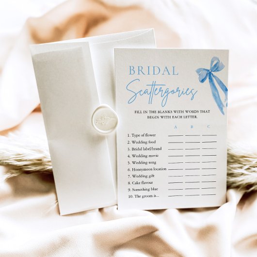 Elegantes Dusty Blue Bow Bridal Scattergories Game Einladung