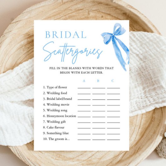 Elegantes Dusty Blue Bow Bridal Scattergories Game Einladung