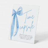 Elegantes Dusty Blue Bow Time Capsule Game Sign Sockelschild (Vorderseite)