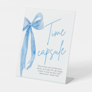 Elegantes Dusty Blue Bow Time Capsule Game Sign Sockelschild