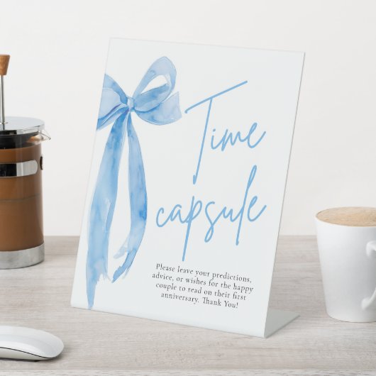 Elegantes Dusty Blue Bow Time Capsule Game Sign Sockelschild (In SItu)