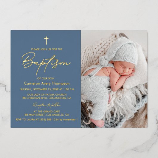 Elegantes Dusty Blue Cross Baby Taufe Foto Folieneinladung (Vorderseite)