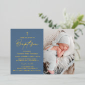 Elegantes Dusty Blue Cross Baby Taufe Foto Folieneinladung (Stehend vorne)