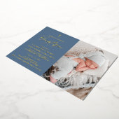 Elegantes Dusty Blue Cross Baby Taufe Foto Folieneinladung (Gedreht)