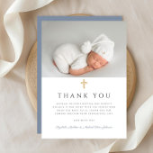 Elegantes Dusty Blue Cross Boy Taufe Foto Dankeskarte