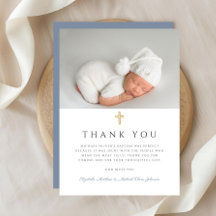 Elegantes Dusty Blue Cross Boy Taufe Foto