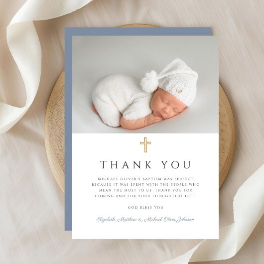 Elegantes Dusty Blue Cross Boy Taufe Foto Dankeskarte