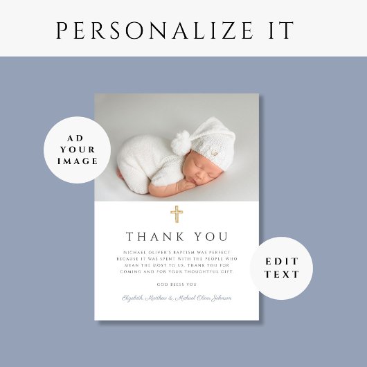 Elegantes Dusty Blue Cross Boy Taufe Foto Dankeskarte