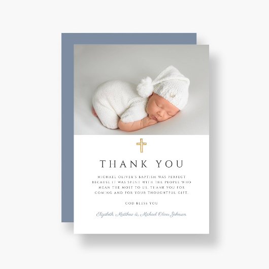 Elegantes Dusty Blue Cross Boy Taufe Foto Dankeskarte