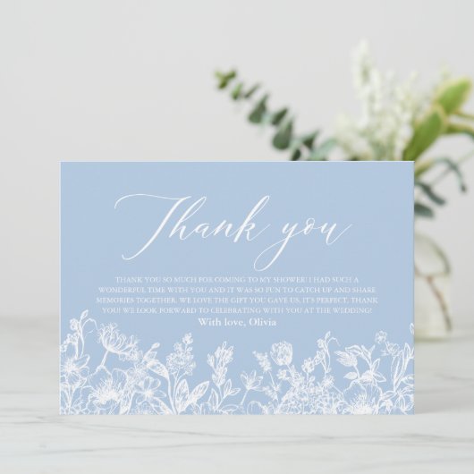 Elegantes Dusty Blue Floral Brautparty Dankeskarte (Stehend Vorderseite)