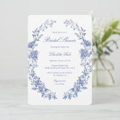 Elegantes Dusty Blue Floral Brautparty Einladung (Stehend Vorderseite)