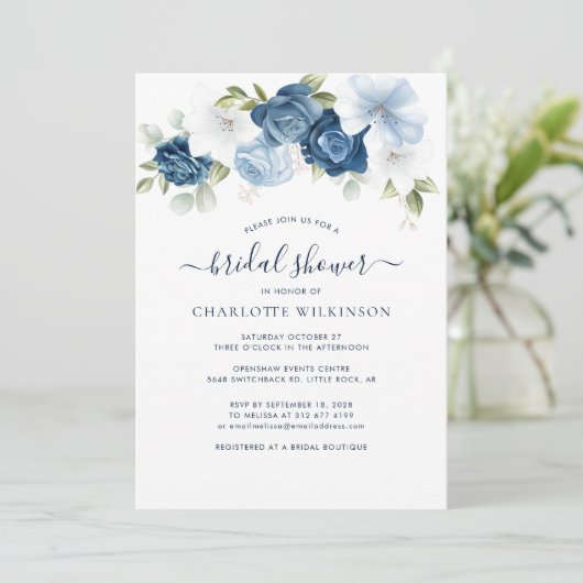 Elegantes Dusty Blue Floral Brautparty Einladung (Stehend Vorderseite)