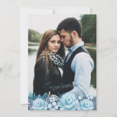 Elegantes Dusty Blue Floral Watercolor Foto Hochze Einladung (Rückseite)