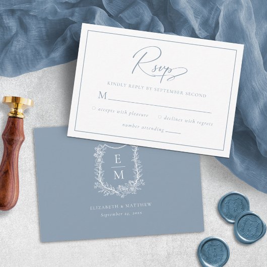 Elegantes Dusty Blue Floral Wedding Monogram Wappe RSVP Karte