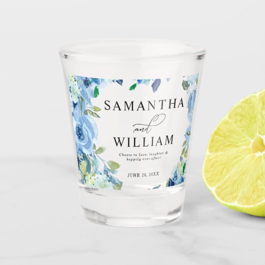 Elegantes Dusty Blue Floral Wedding Shot Glass Schnapsglas (Vorderseite)
