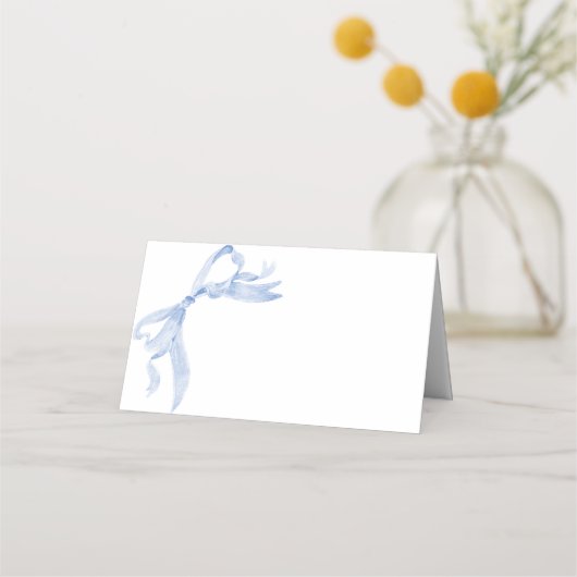 Elegantes Dusty Blue Hand Drawn Bow Brautparty Platzkarte (Vorderseite)