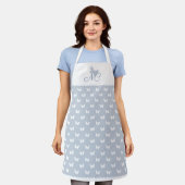 Elegantes Dusty Blue Monogram Butterfly Muster Schürze (Getragen)