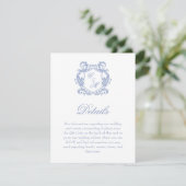 Elegantes Dusty Blue Monogram Wappen Hochzeitdetai Begleitkarte (Stehend Vorderseite)