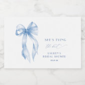 Elegantes Dusty Blue Ribbon Bow Brautparty Schaumweinetikett (Einzelnes Label)