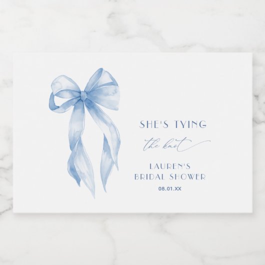 Elegantes Dusty Blue Ribbon Bow Brautparty Schaumweinetikett (Einzelnes Label)