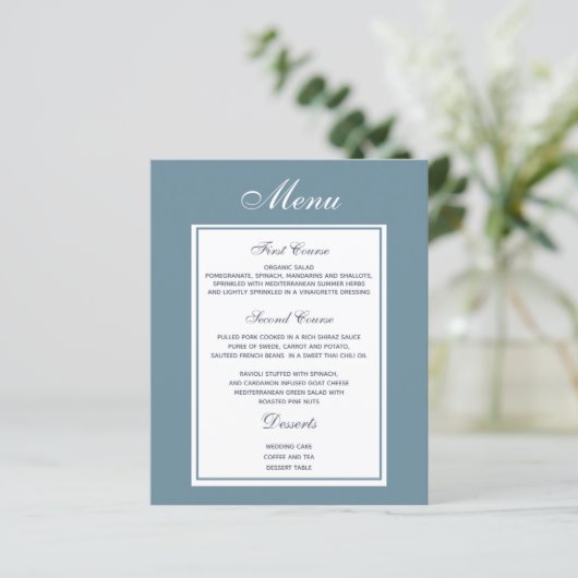 Elegantes Dusty Blue Wedding Menu (Stehend Vorderseite)
