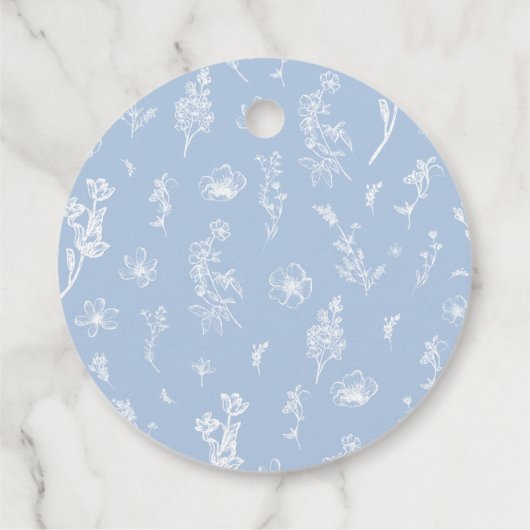 Elegantes Dusty Blue White Floral Brautparty Geschenkanhänger (Rückseite)