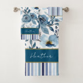 Elegantes Dusty Blue White Floral Stripe Monogramm Badhandtuch Set (Insitu)
