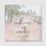 Elegantes einfaches, modernes Foto Hochzeit retten Magnet<br><div class="desc">Foto Save the Date Magnet mit einem einfachen Design mit "Save the Date" in einem eleganten Skript entlang Ihrer Hochzeitsdetails in einem Text-Overlay über Ihrem Lieblingsbild. Ein moderner Weg,  um Ihre Freunde und Familie wissen,  Save the Date für Ihre Hochzeit lassen.</div>