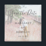 Elegantes einfaches, modernes Foto Hochzeit retten Magnet<br><div class="desc">Foto Save the Date Magnet mit einem einfachen Design mit "Save the Date" in einem eleganten Skript entlang Ihrer Hochzeitsdetails in einem Text-Overlay über Ihrem Lieblingsbild. Ein moderner Weg,  um Ihre Freunde und Familie wissen,  Save the Date für Ihre Hochzeit lassen.</div>