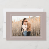 Elegantes einfaches, neutrales Mocha-Mousse-Hochze Save The Date (Rückseite)