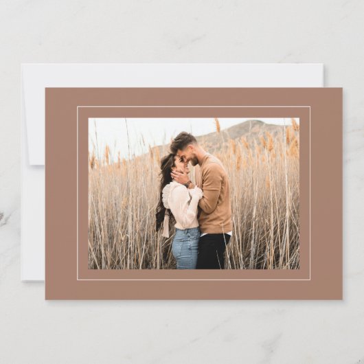 Elegantes einfaches, neutrales Mocha-Mousse-Hochze Save The Date (Rückseite)