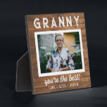 Elegantes einfaches rustikales Holz Granny Foto Fotoplatte<br><div class="desc">Eine schick Mutter Tagesgeschenk für Großmutter,  Nana,  Nonna und Großmutter. Es hat einen rustikalen Holzboden. Personalisieren Sie es mit Ihrem Bild und Namen.</div>