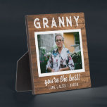 Elegantes einfaches rustikales Holz Granny Foto Fotoplatte<br><div class="desc">Eine schick Mutter Tagesgeschenk für Großmutter,  Nana,  Nonna und Großmutter. Es hat einen rustikalen Holzboden. Personalisieren Sie es mit Ihrem Bild und Namen.</div>