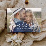 Elegantes einfaches Save the Date Foto<br><div class="desc">Modernes und elegantes Minimalistisch Square Foto Save the Date Hochzeitskarte. Die Save the Date einladende Einladungskarte beinhaltet eine moderne,  handgeschriebene Schrifttypografie mit einem schicken und schlichten Design,  mit dem Sie Ihre individuelle Verlobung-Fotografie hinzufügen können.</div>