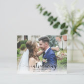 Elegantes Einfaches Skript-Foto-Hochzeitsankündigu Postkarte (Stehend Vorderseite)