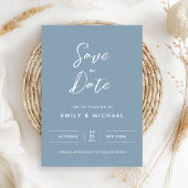Elegantes einfaches Skript Staubblau Hochzeit Save The Date