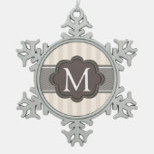 Elegantes Elfenbeinbeige Streifen Braun-Monogramm Schneeflocken Zinn-Ornament (Vorderseite)