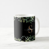 Elegantes Eukalyptus Botanical Gold Monogram Scrip Kaffeetasse (VorderseiteRechts)
