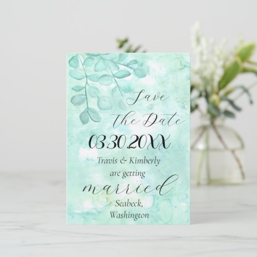 Elegantes Eukalyptus-Design in weichen Grüntönen Save The Date (Stehend Vorderseite)