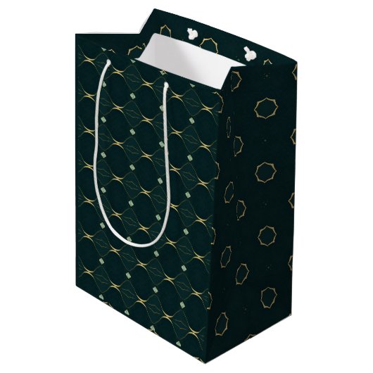 Elegantes Evergreen & Gold Modernes Design Mittlere Geschenktüte (Rückseite Schrägansicht)