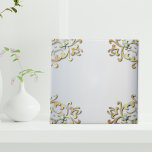 Elegantes Extravagantes Gold Verziert Barock Filig Fliese<br><div class="desc">Eine exquisite dekorative Keramik, die Eleganz durch ein faszinierendes Design ausstrahlt. Ein ausgeklügeltes Imitat mit Goldrahmen schmückt die Peripherie anmutig und wird durch faszinierende türkisfarbene Edelsteine verstärkt. Set vor einer glanzvollen silbernen Metallkulisse, diese Kachel besticht durch zeitlosen Reiz und ist eine perfekte Ergänzung zu Ihrer Einrichtung. Das Meisterwerk besticht durch...</div>